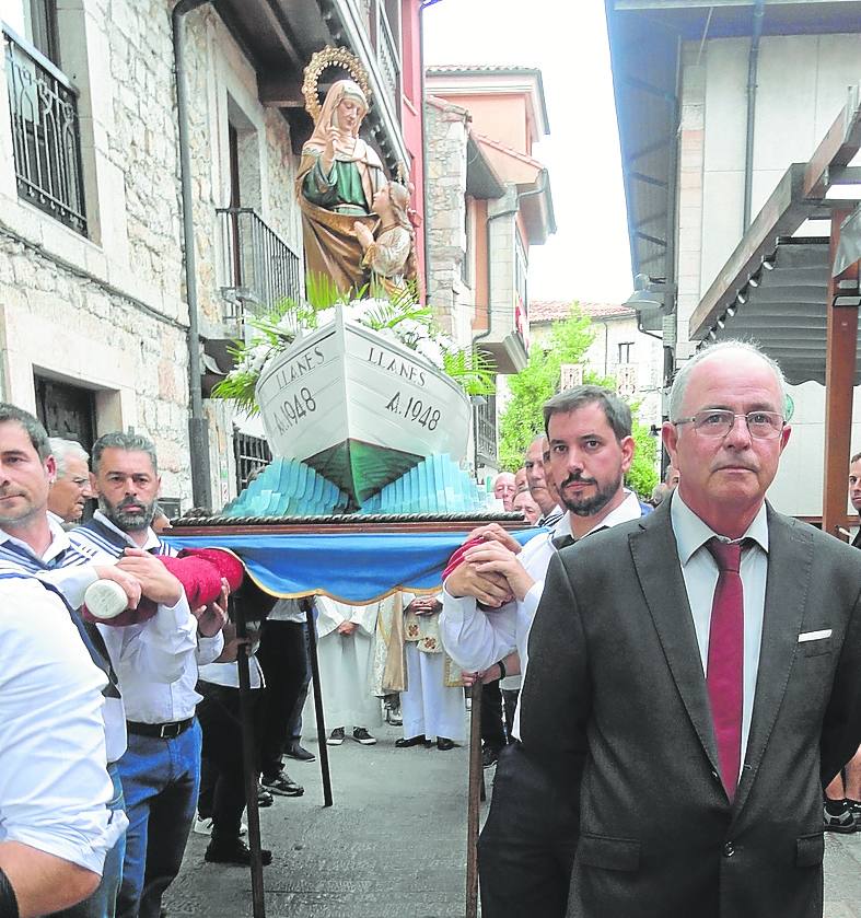 Pepín del Rosal camina por delante de la imagen de la santa.