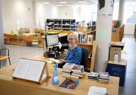 Gloria Serrano trabaja en la biblioteca municipal del centro.