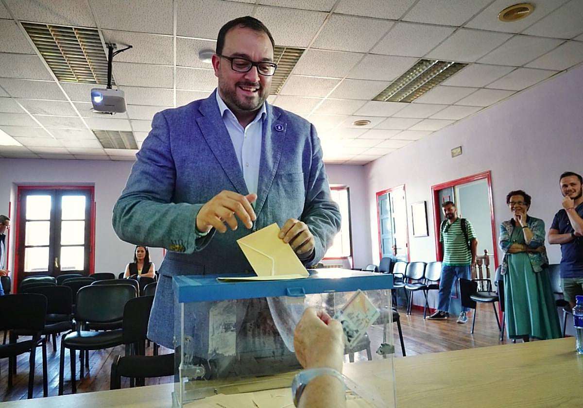 Adrián Barbón, ayer, participando en la consulta interna en la Casa del Pueblo de Laviana.