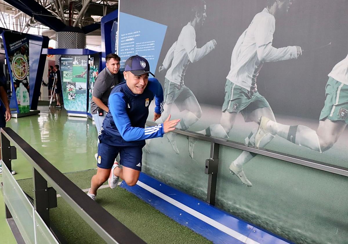 Álex Cardero bromea durante la visita de la expedición oviedista al Salón de la Fama.
