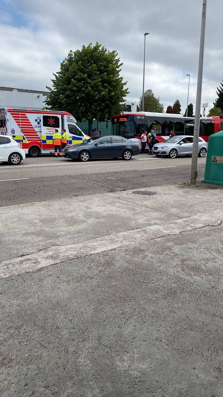 Sanitarios en el lugar que se produjo el accidente.