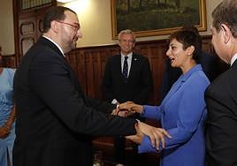 La ministra en funciones de Política Territorial, Isabel Rodríguez saluda al presidente del Principado, Adrián Barbón.