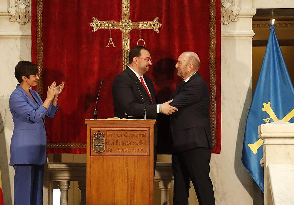 El presidente del Principado, Adrián Barbón, junto al presidente de la Junta General del Principado, Juan Cofiño.