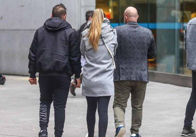 Los padres de Noé, acompañados de su abogado, ante el Juzgado.