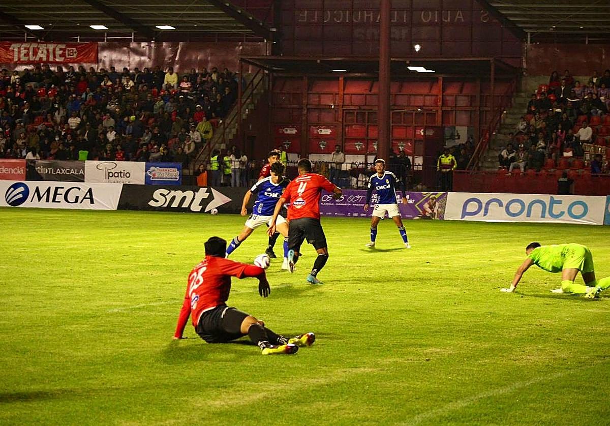 Jugada del partido entre el Tlaxcala y el Oviedo.