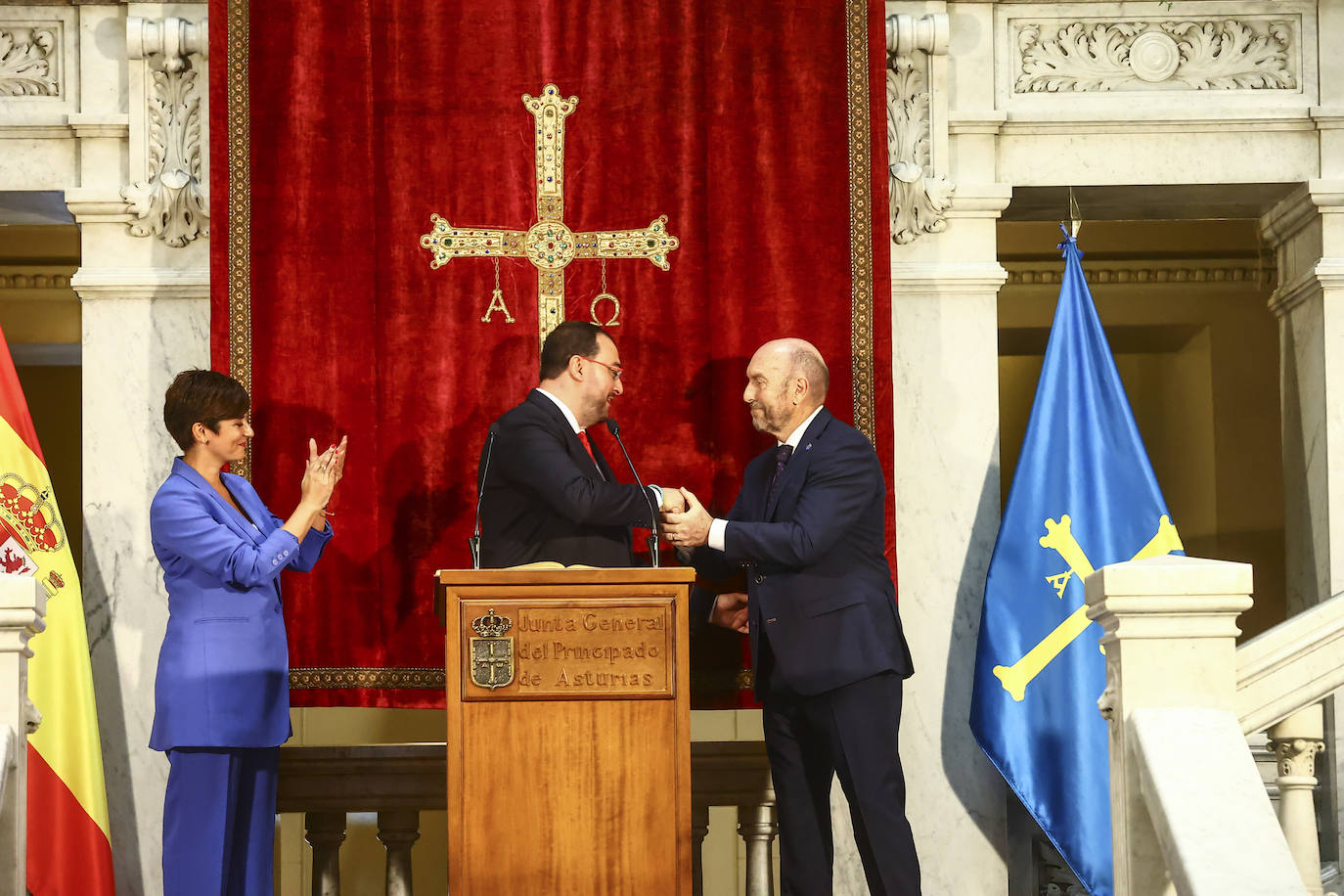 La toma de posesión de Barbón, en imágenes