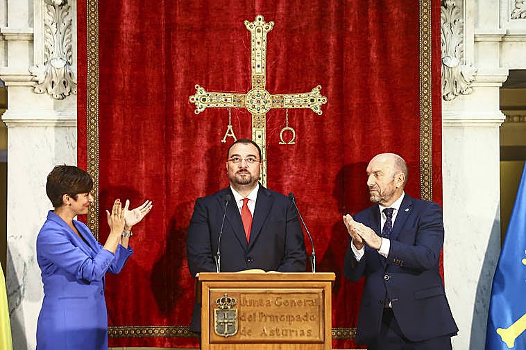 Adrián Barbón durante el acto de toma de posesión de este jueves, aplaudido por la ministra Isabel Rodríguez y por Juan Cofiño.