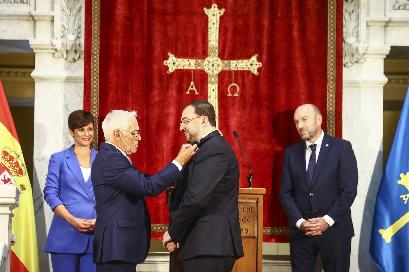 La toma de posesión de Barbón, en imágenes