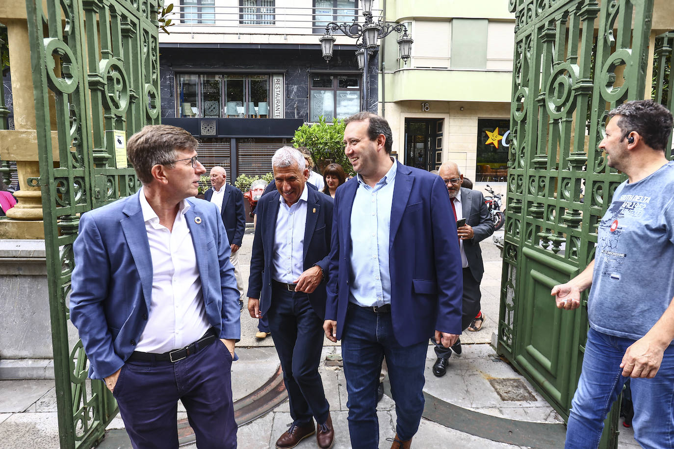 La toma de posesión de Barbón, en imágenes