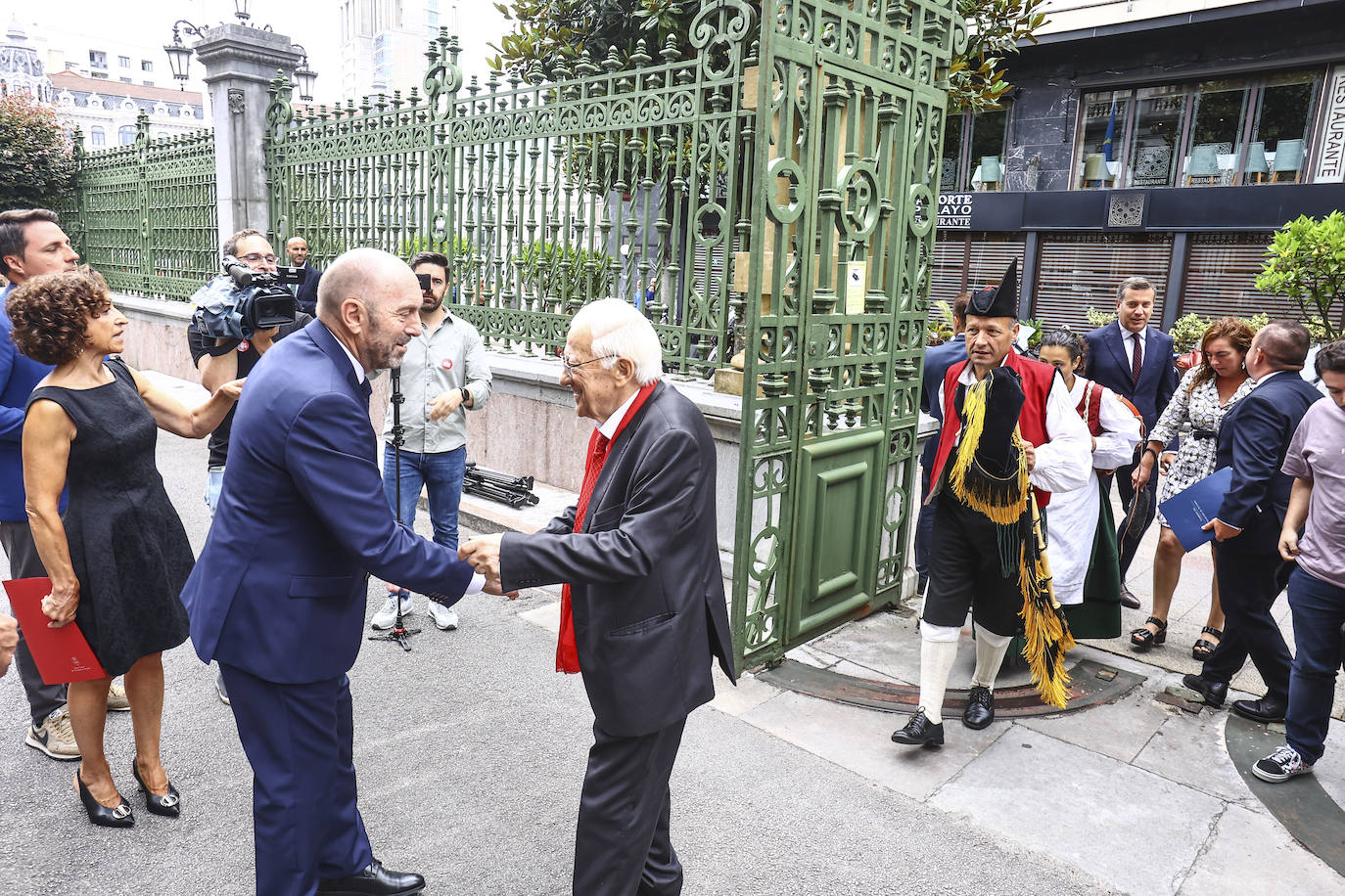 La toma de posesión de Barbón, en imágenes