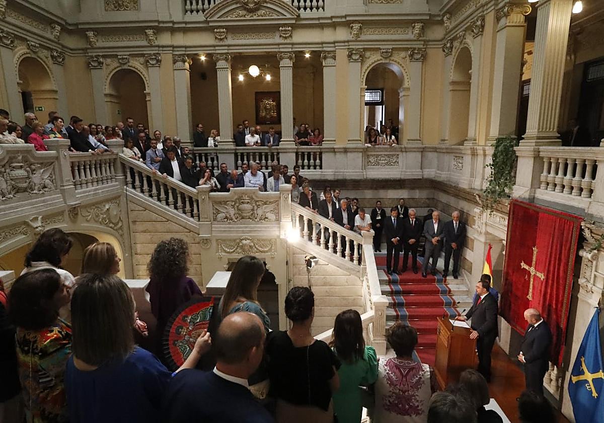 El presidente del Principado, Adrián Barbón, toma posesión de su cargo en la escalinata de la Junta General, ante dirigentes políticos y demás autoridades.