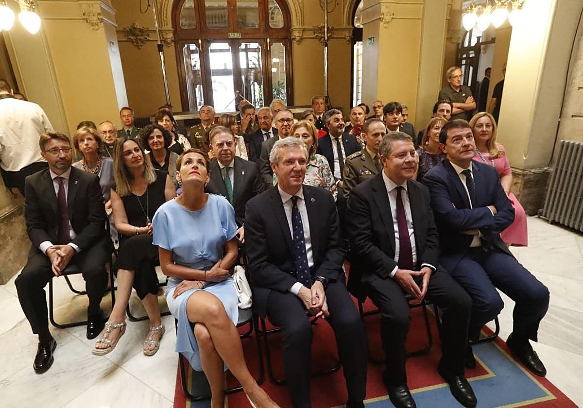 María Chivite, Alfonso Rueda, Emiliano García-Page y Alfonso Fernández Mañueco; detrás, el alcalde de Oviedo, la delegada del Gobierno, los consejeros de la anterior legislatura, el arzobispo, el presidente del TSJA, la Fiscal Superior de Asturias y las autoridades militares de la región.