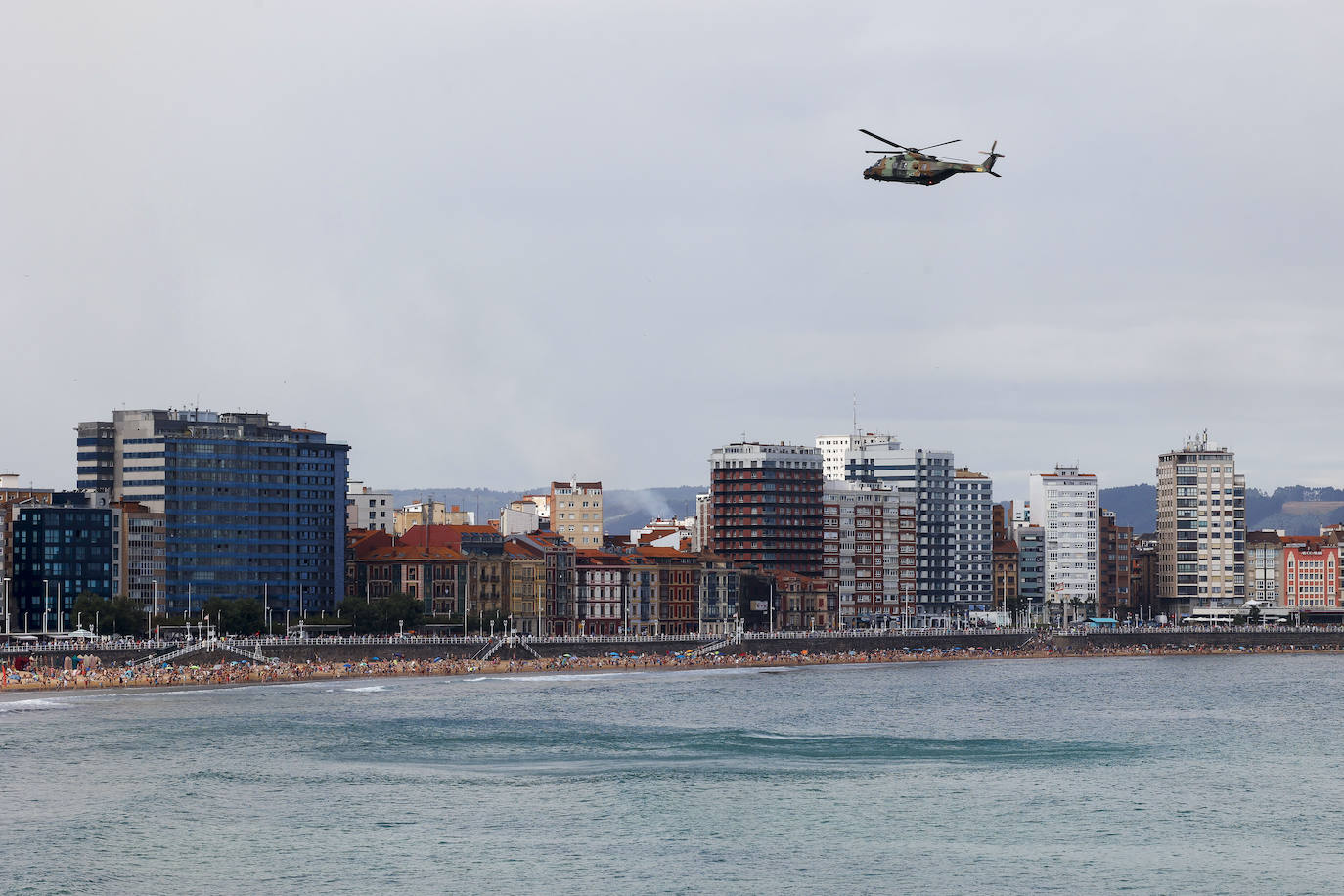 Las aeronaves del Festival Aéreo ya sobrevuelan Gijón