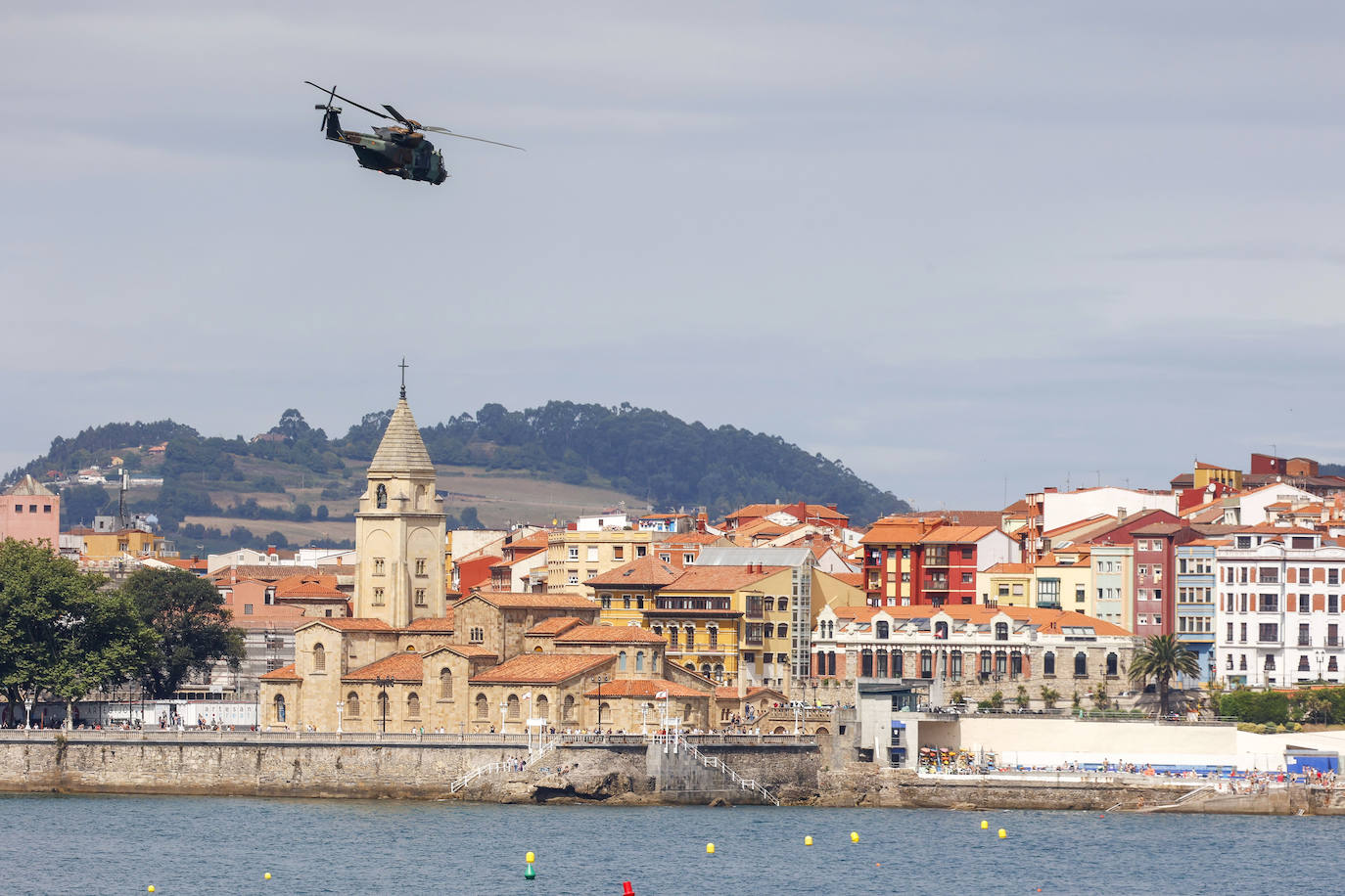 Las aeronaves del Festival Aéreo ya sobrevuelan Gijón