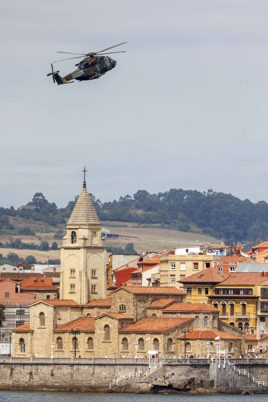 Las aeronaves del Festival Aéreo ya sobrevuelan Gijón