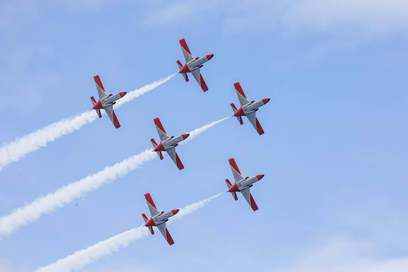 Las aeronaves del Festival Aéreo ya sobrevuelan Gijón