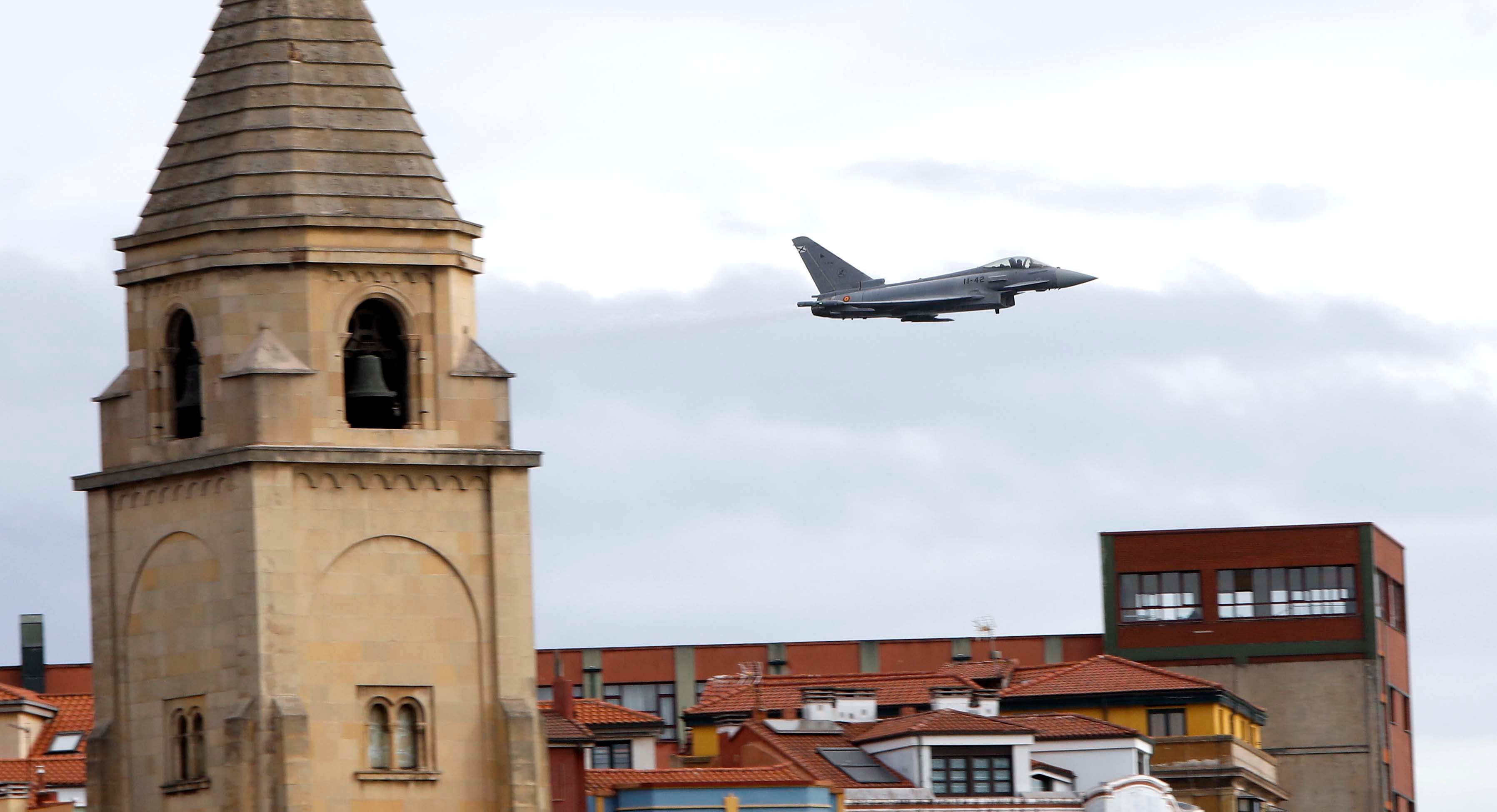 Las aeronaves del Festival Aéreo ya sobrevuelan Gijón