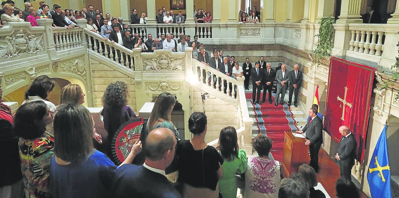 El presidente del Principado, Adrián Barbón, toma posesión de su cargo en la escalinata de la Junta General, ante dirigentes políticos y demás autoridades. Armando Álvarez