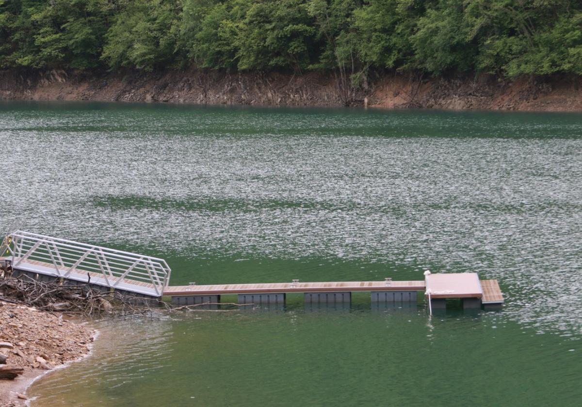 Uno de los dos pantalanes instalados en el embalse de Tanes para permitir el uso de piraguas.