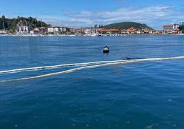 Los bomberos extendieron ayer una segunda barrera de protección en torno al barco hundido con la ayuda de una moto acuática y un buzo.