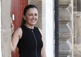 María Calvo posa para EL COMERCIO tras la entrevista en la plaza del Marqués.