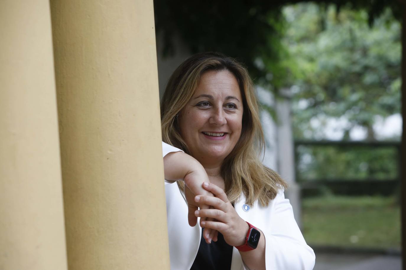 Consejera de Educación. Lydia Espina repite al frente de la Consejería de Educación con pocos cambios en cuanto a sus atribuciones. Afronta uno de los problemas más acuciantes dentro del reto demográfico, toda vez que la permanente caída de la natalidad ha llevado a reducir ratios y unidades en la red pública y también en la concertada. Barbón tiene a gala que el Principado mantiene abiertos colegios con tres o cuatro alumnos en zonas rurales. La gratuidad total del 0-3, otro reto.