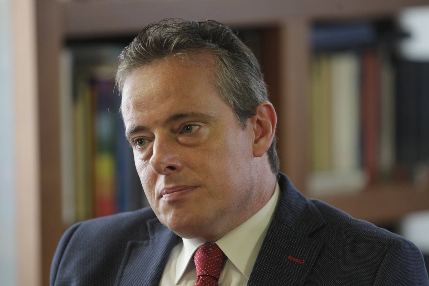 Consejero de Medio Rural y Política Agraria. A Marcelino Marcos el sector agrario le conceptúa como 'uno de los suyos'. Asume Medio Rural con un nuevo apellido, 'Política Agraria', en un momento en el que la agroganadería asturiana afronta los retos de un mercado globalizado frente a una estructura tradicional de producción que hay que adaptar a los tiempos. También asume la tarea de optimizar, en colaboración con la red rural, el destino y aprovechamiento de los fondos europeos.