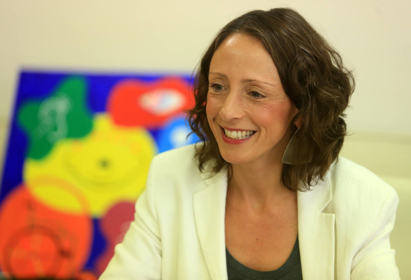 Consejera de Derechos Sociales y Bienestar. La que fuera consejera portavoz del Gobierno del Principado en la pasada legislatura sigue al frente de la misma consejería que lideró los últimos cuatro años, con una reconocida capacidad de trabajo y gestión. Se libera de las competencias en Vivienda, que pasan a la consejería que detentará Ovidio Zapico, para centrarse en los asuntos de derechos sociales y bienestar con el reto de reducir las listas de espera de dependencia.