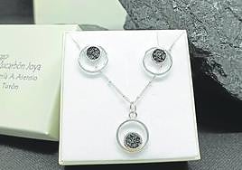 Los pendientes de plata de ley y carbón que el Principado regaló a las dos hermanas, con su colgante a juego. E. C.