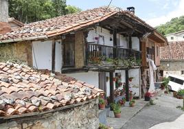 Asiegu. El balcón desde el que saludaron los Reyes de España y sus hijas cuando la localidad recibió el premio de Pueblo Ejemplar de Asturias.