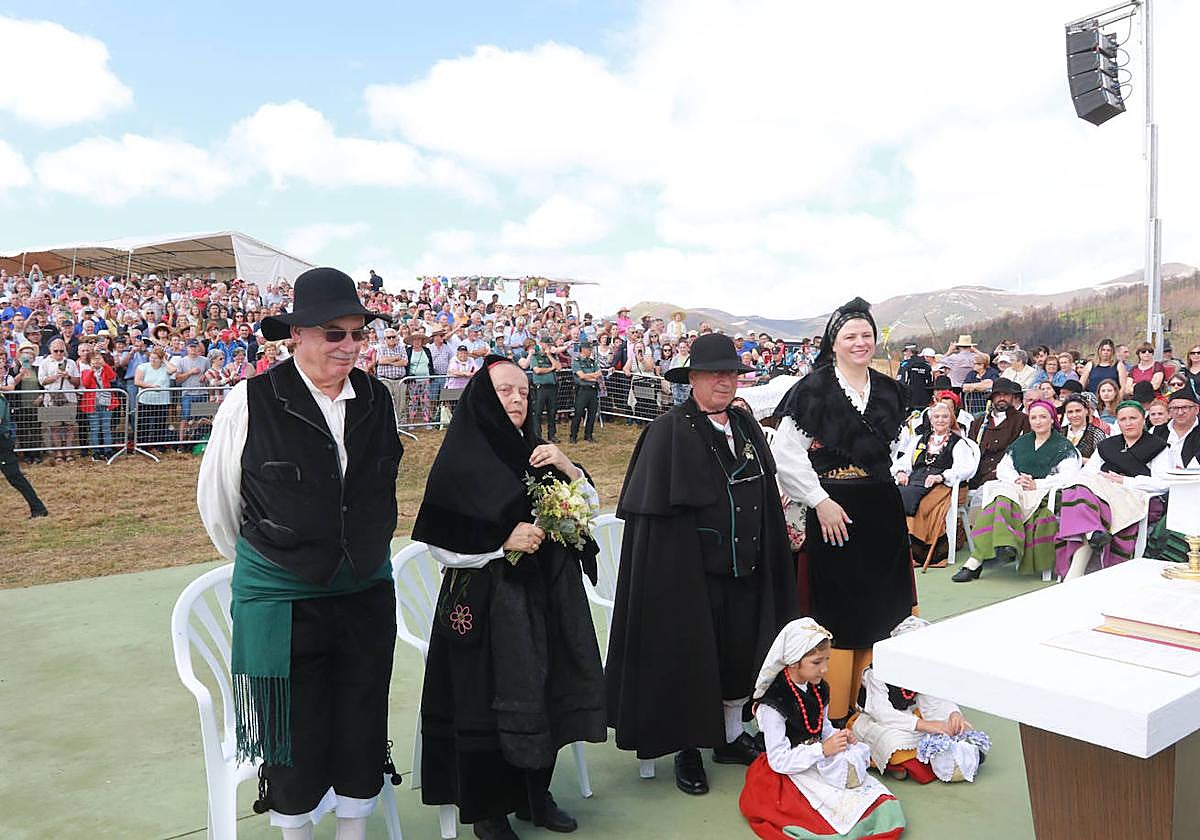 Los novios, en el altar de la boda vaqueira.