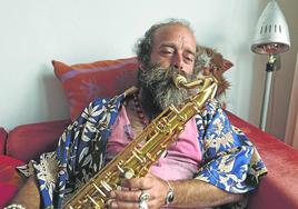 Israel Sastre toca el saxofón en su casa.