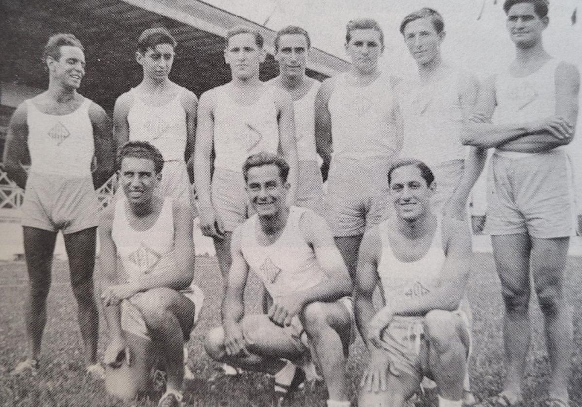 Chemo de la Campa, primero de la derecha en la fila superior, formando en Gijón con el equipo de la Atlética Avilesina en los campeonatos regionales de 1936x.