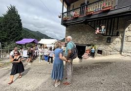 Los visitantes comenzaban a llenar, temprano por la mañana, las calles de Murias.