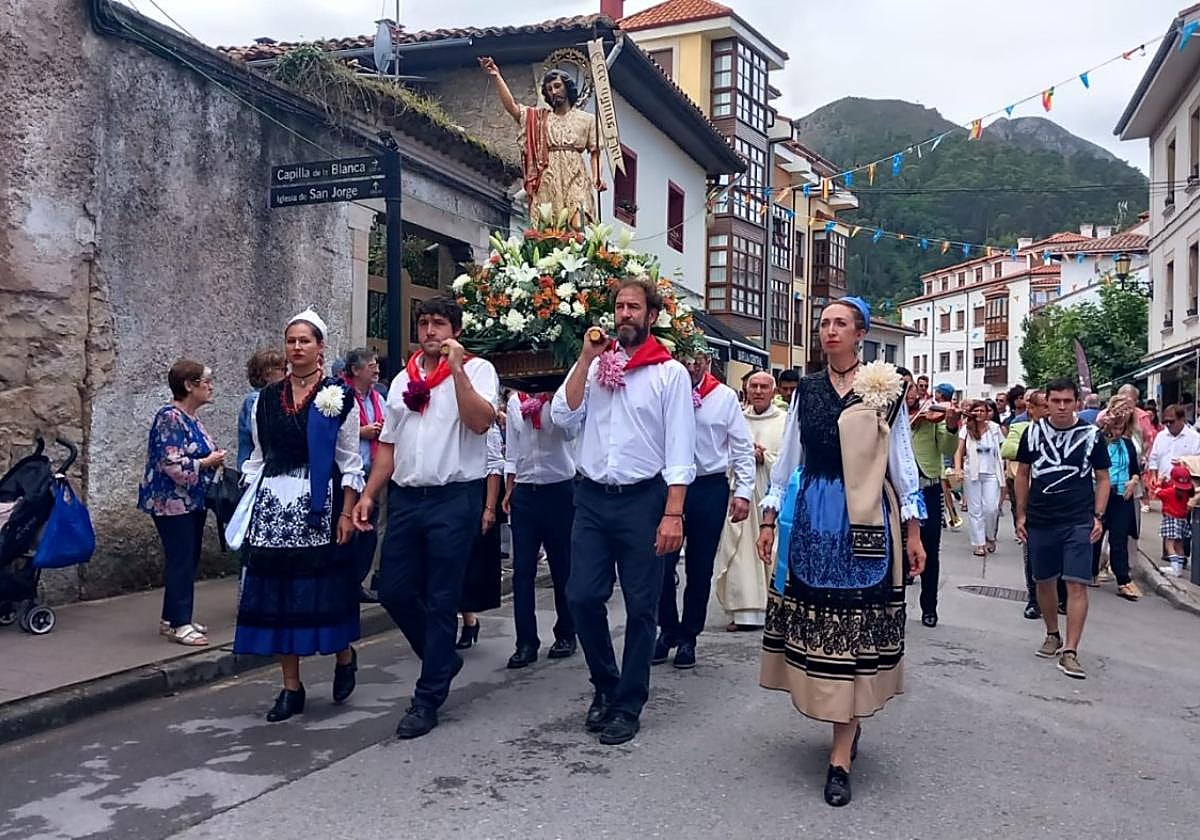 Las andas, con la imagen de San Juan que se venera en Nueva.