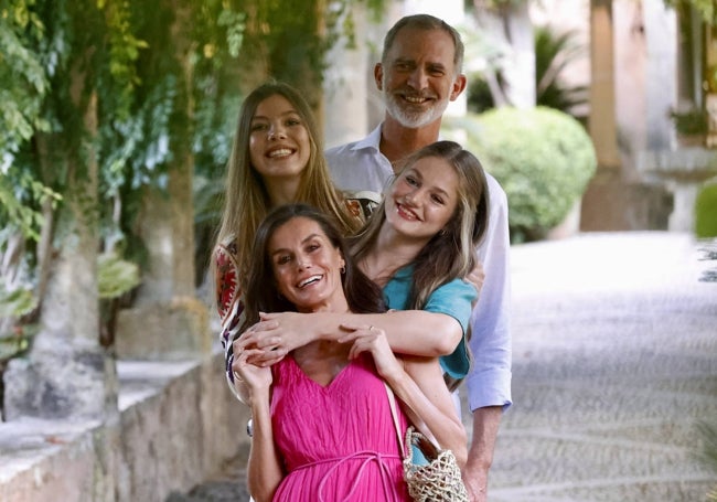 Divertida foto de la Familia Real en los jardines de Alfabia.