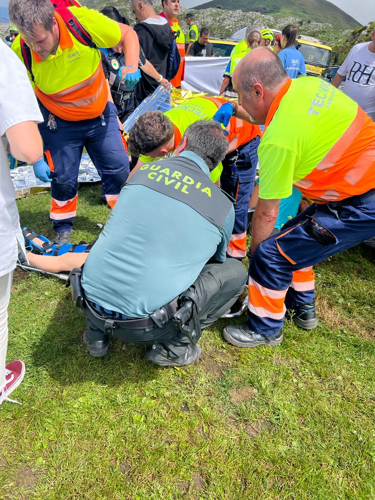 Un autobús con 49 personas se despeña al subir a los Lagos de Covadonga