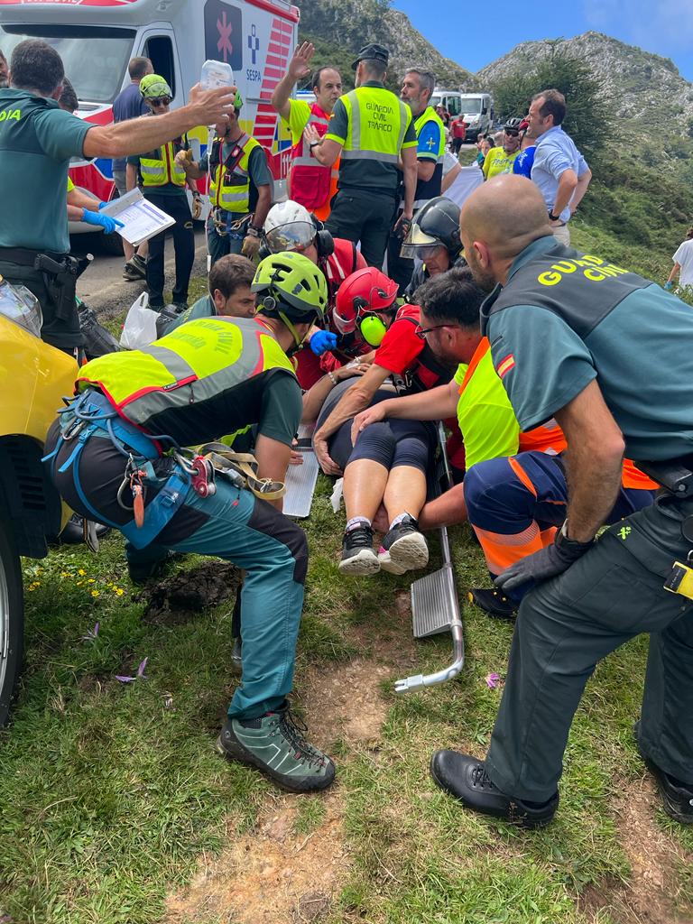 Un autobús con 49 personas se despeña al subir a los Lagos de Covadonga