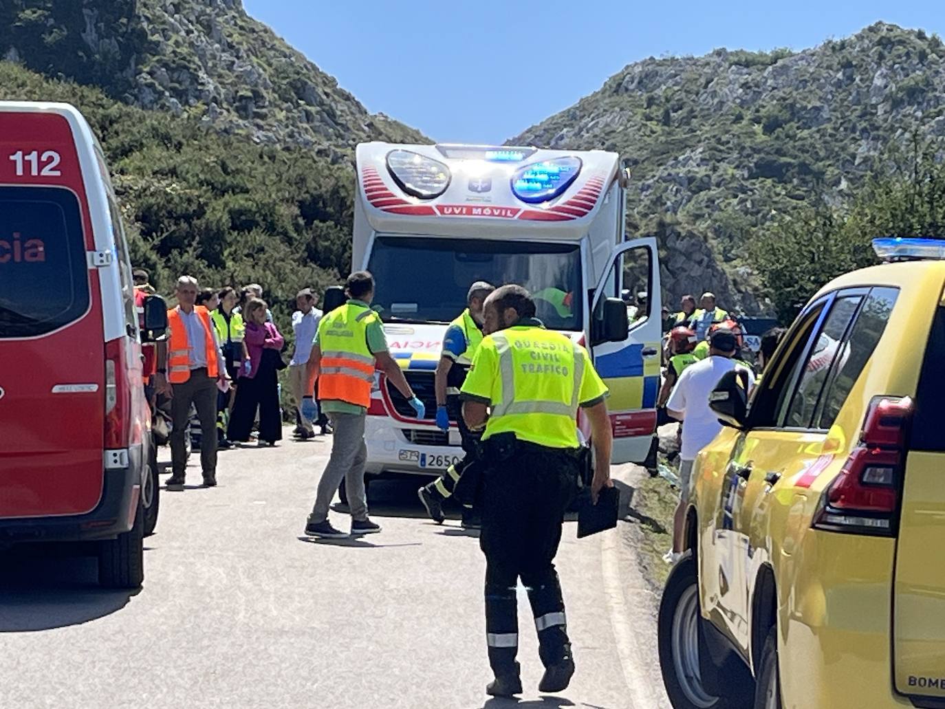 Un autobús con 49 personas se despeña al subir a los Lagos de Covadonga