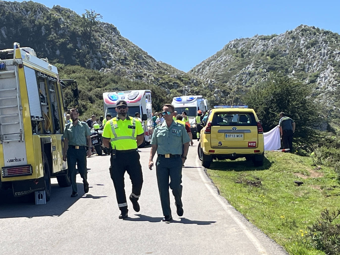 Un autobús con 49 personas se despeña al subir a los Lagos de Covadonga