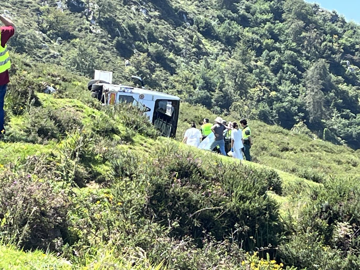 Un autobús con 49 personas se despeña al subir a los Lagos de Covadonga