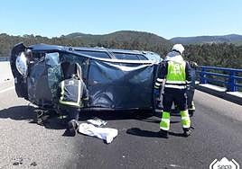 Una mujer queda atrapada en su coche al volcar en la A-8 a la altura de Valdés