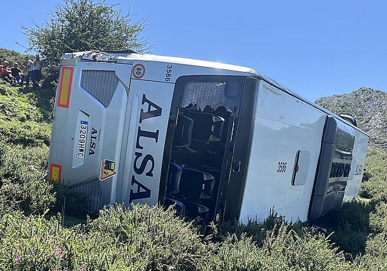 El autobús accidentado este lunes en la subida a los Lagos de Covadonga.
