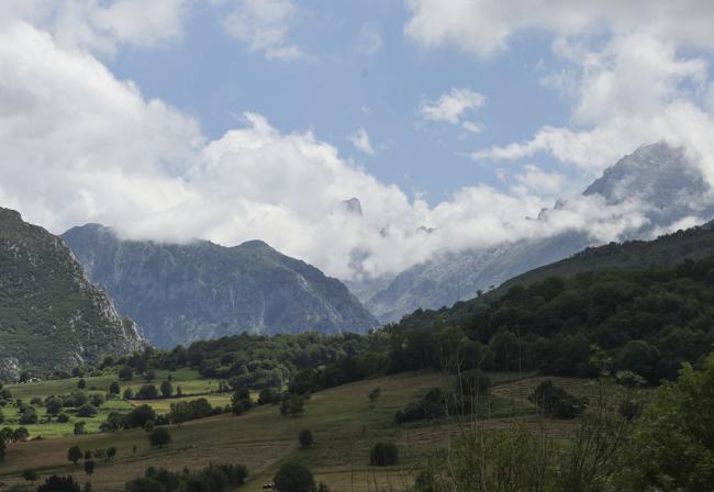 Mirador. El Urriellu, entre las nubes, desde el Pozu de la Oración.