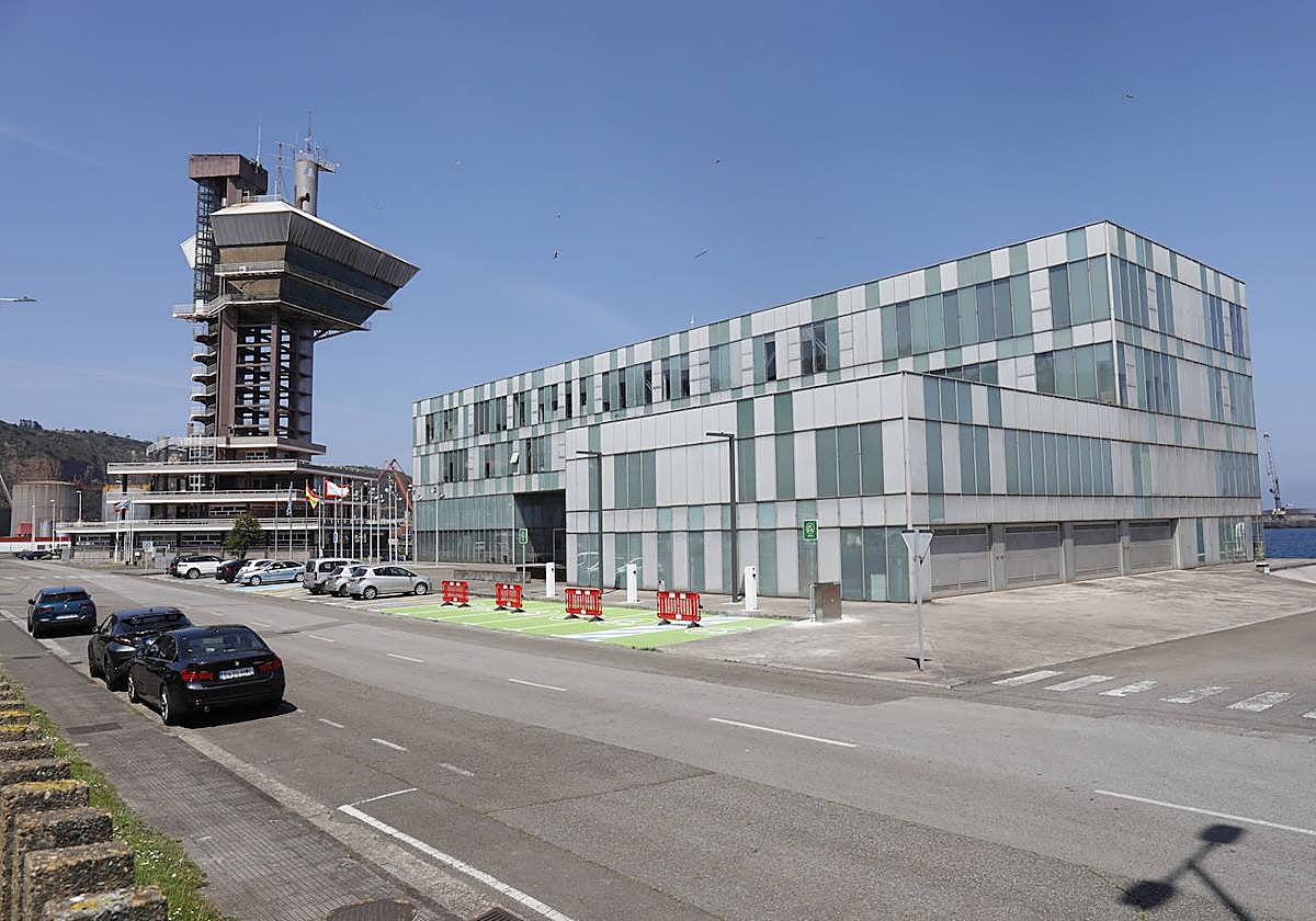 Edificio de servicios múltiples del puerto.