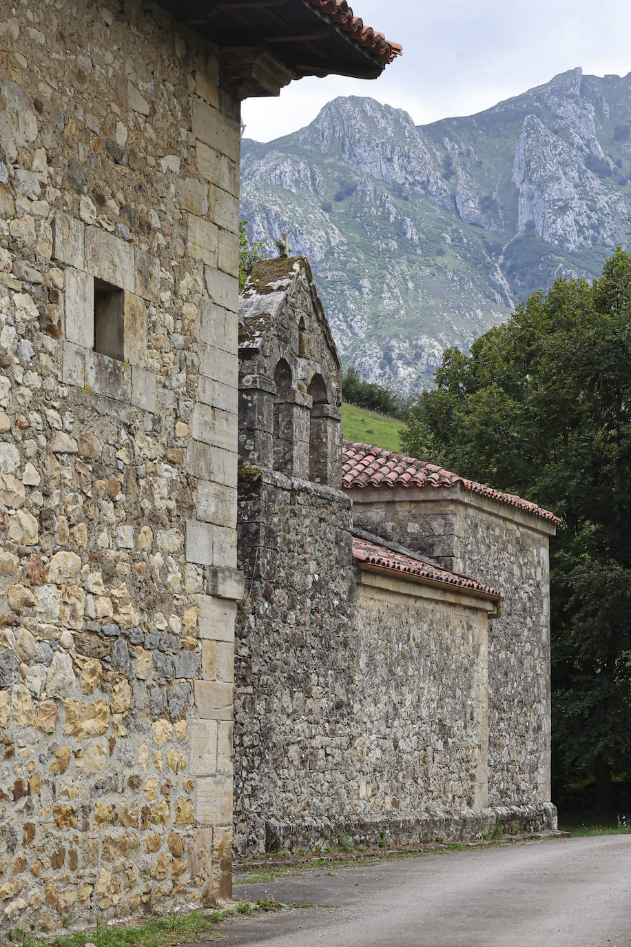 Poo de Cabrales. El palacio de los Cernuda y el paisaje cabraliego.