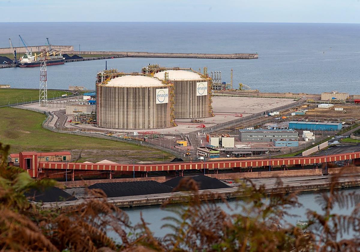 La regasificadora de Gijón, a la espera del primer buque comercial.