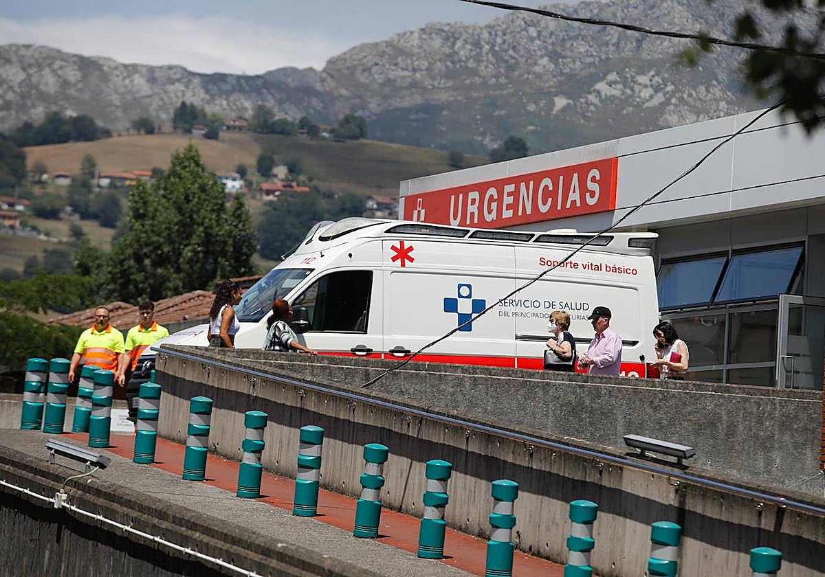Traslado de uno de los pasajeros al Hospital de Arriondas.