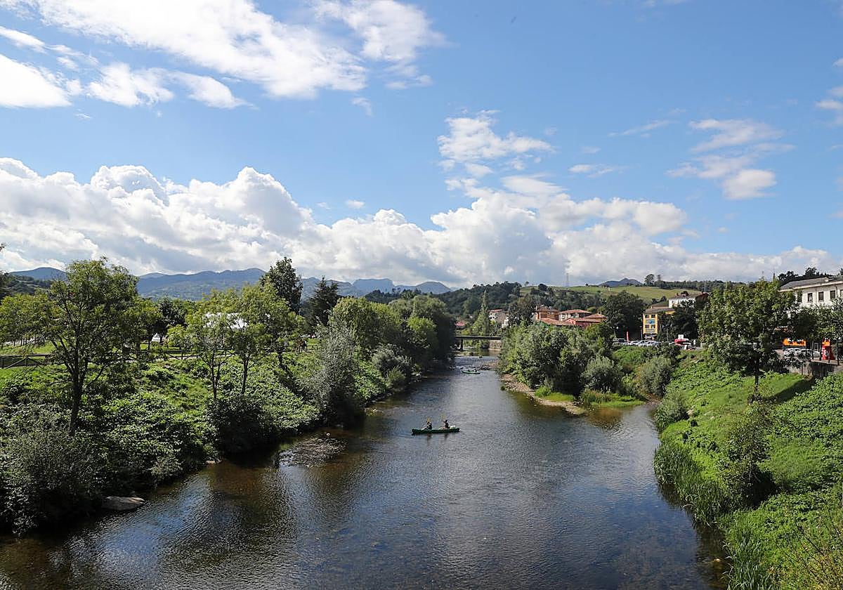 El río Sella a su paso por Arriondas.