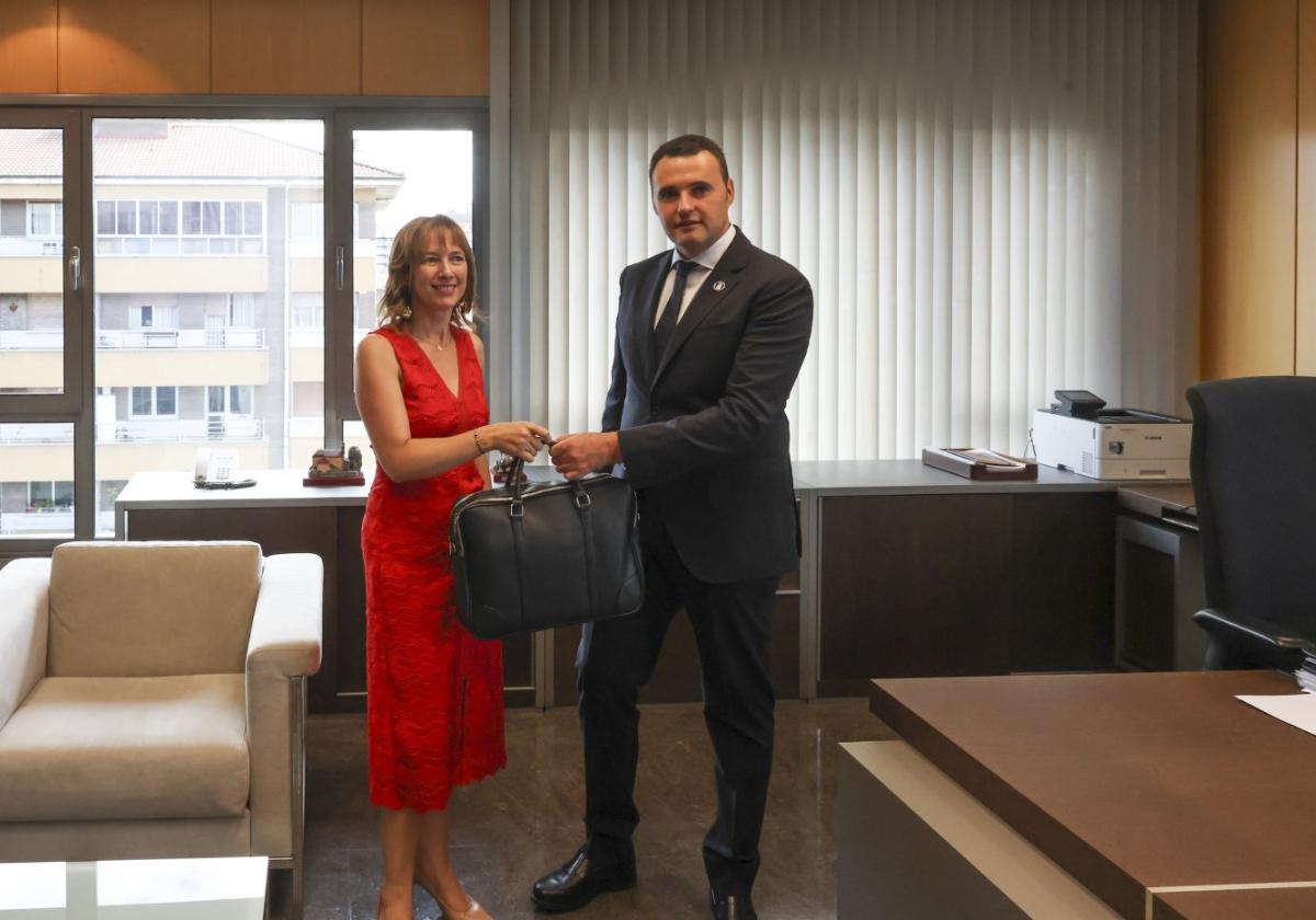 Ana Cárcaba entrega la cartera a Guillermo Peláez.